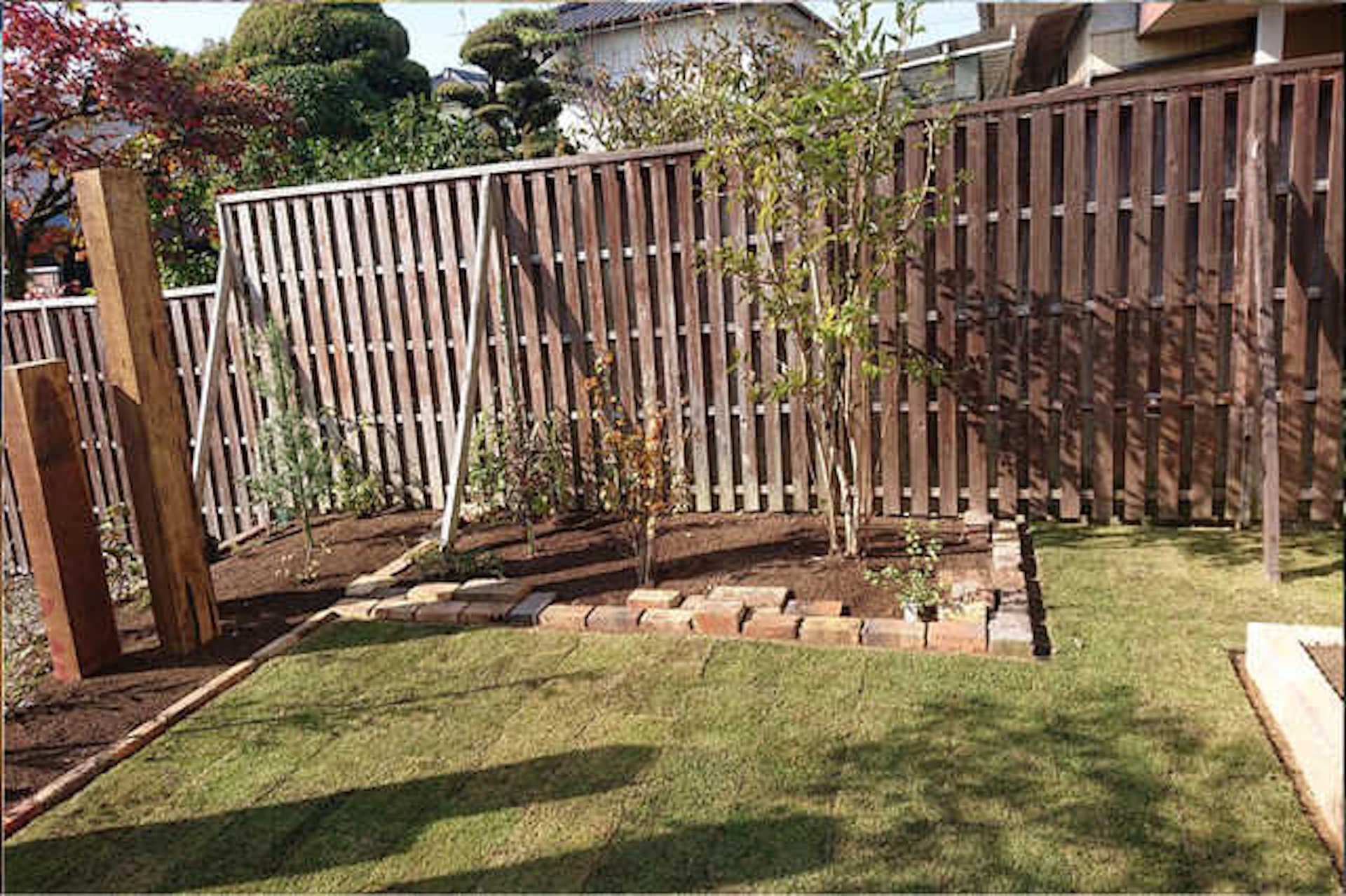 サムネイル：ウッドフェンスはDIYできる？業者で頼む場合との費用比較と4つの注意点を解説