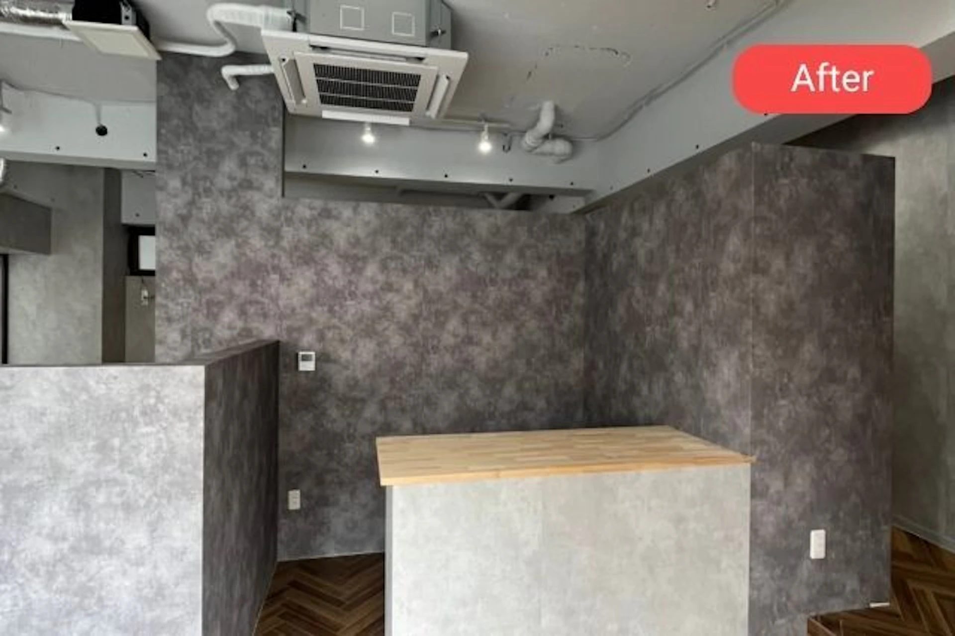 事例2: ヘリンボーン柄の床でおしゃれに生まれ変わった美容室