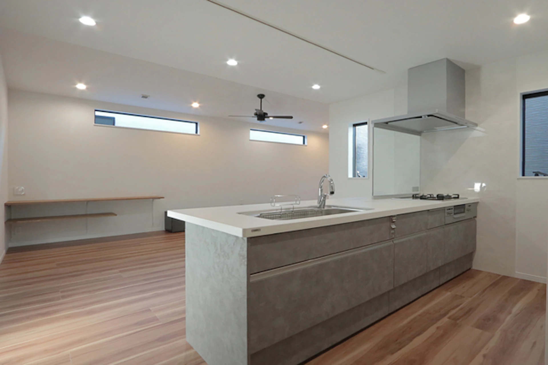 サムネイル:オープンキッチンで後悔?知っておきたいメリット・デメリットを解説