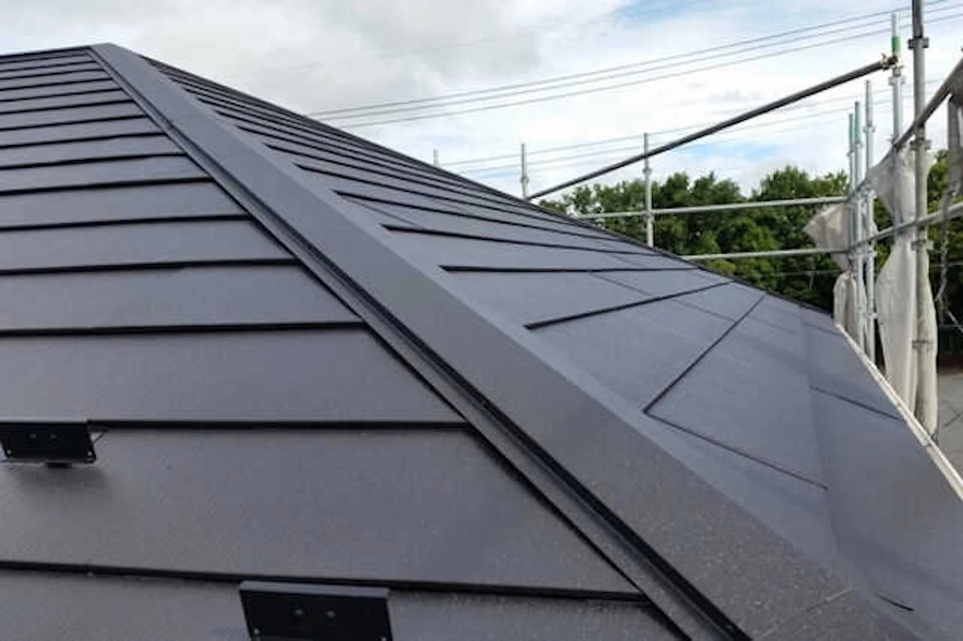 築28年の屋根に『スーパーガルテクト』を重ね葺き