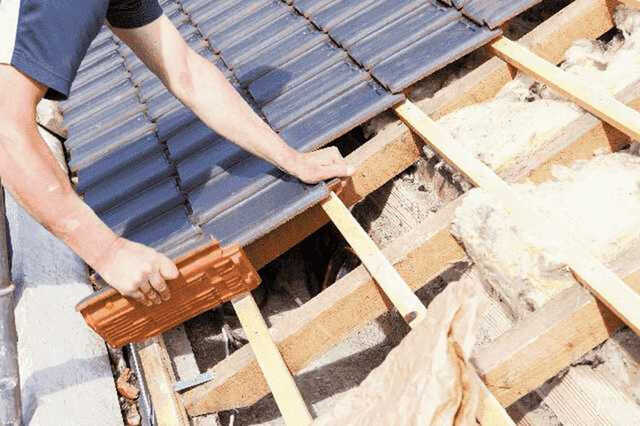 屋根材の張り替え作業