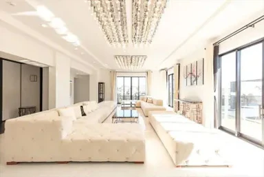  迎賓館や結婚式場と見まがうゴージャスな室内