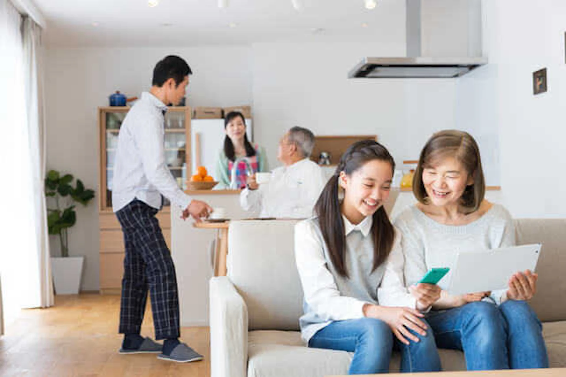 リビングでくつろぐ家族