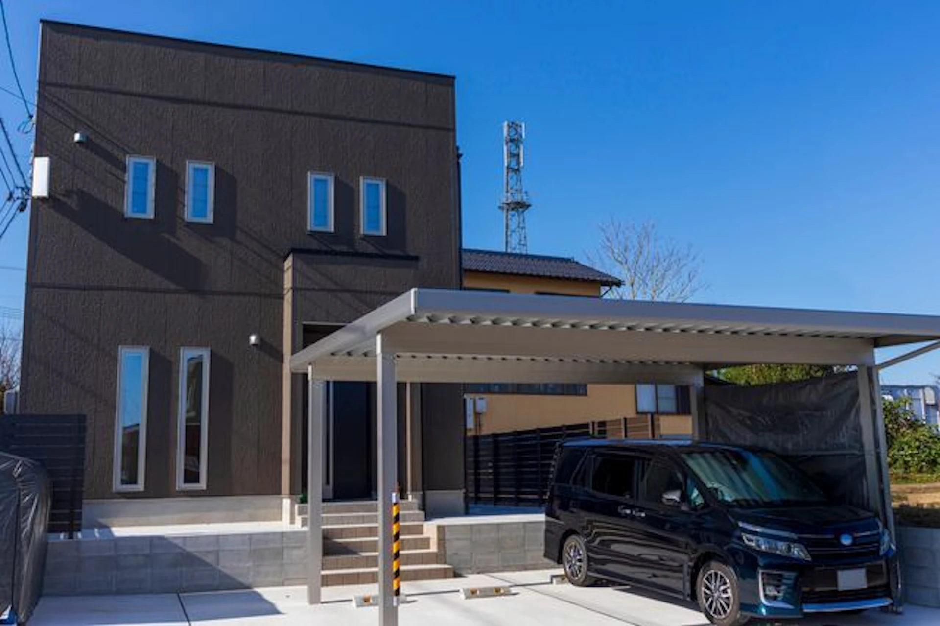 二台用のカーポートと黒い車