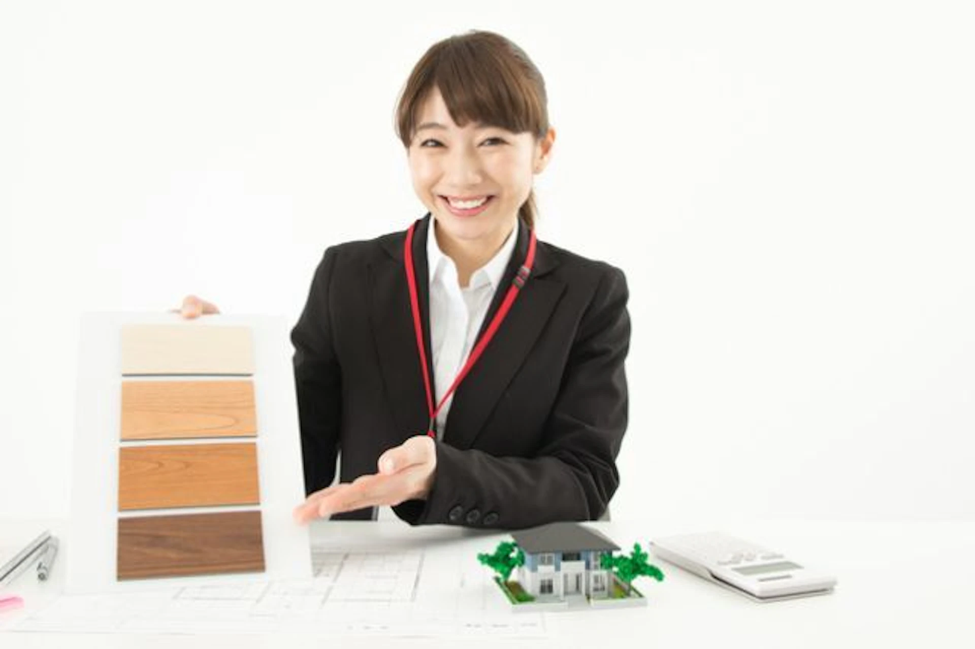 色見本を指し示し、提案する笑顔の女性