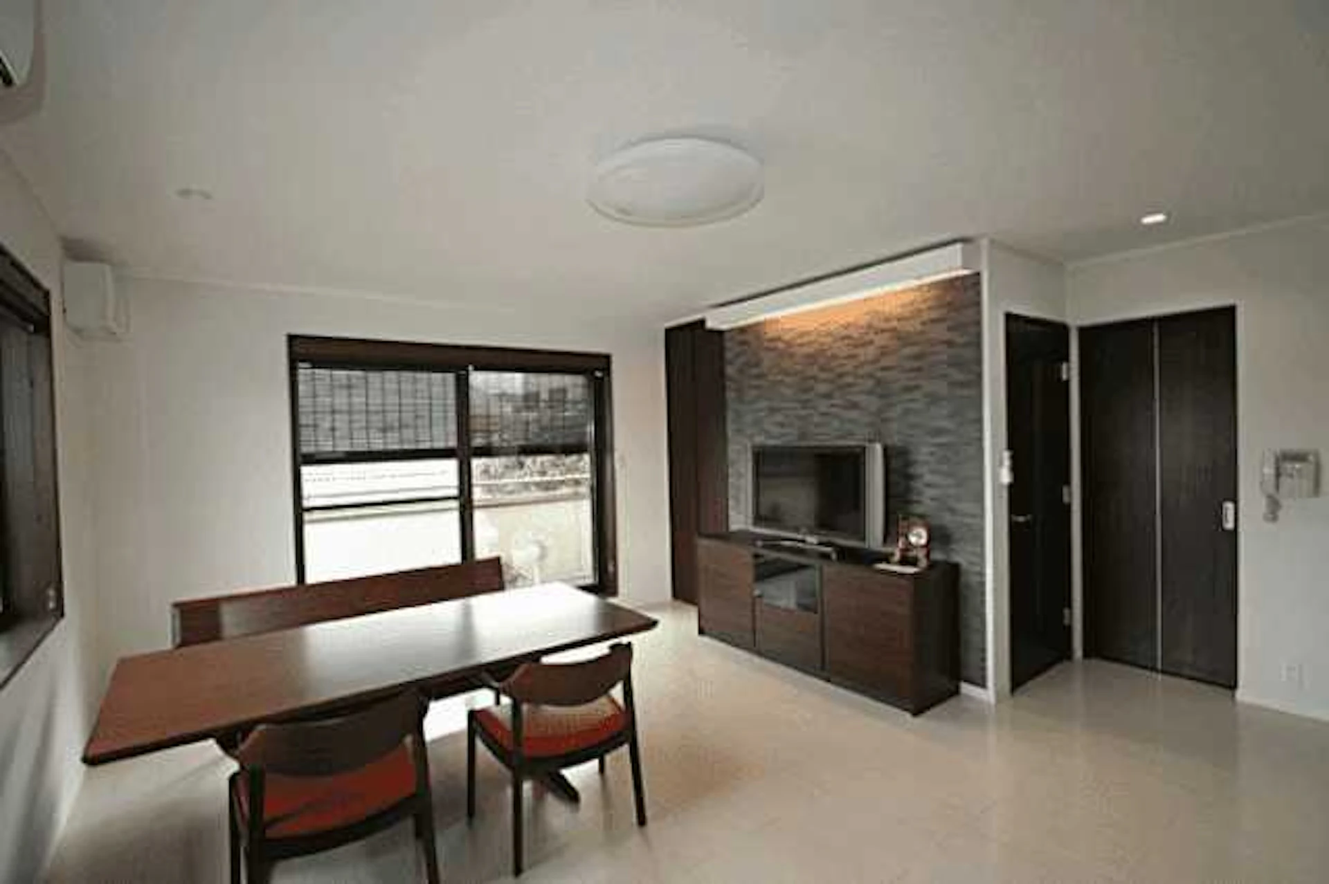 リビングの壁紙の選び方とは？リフォーム価格・おすすめコーディネート例7選＋α