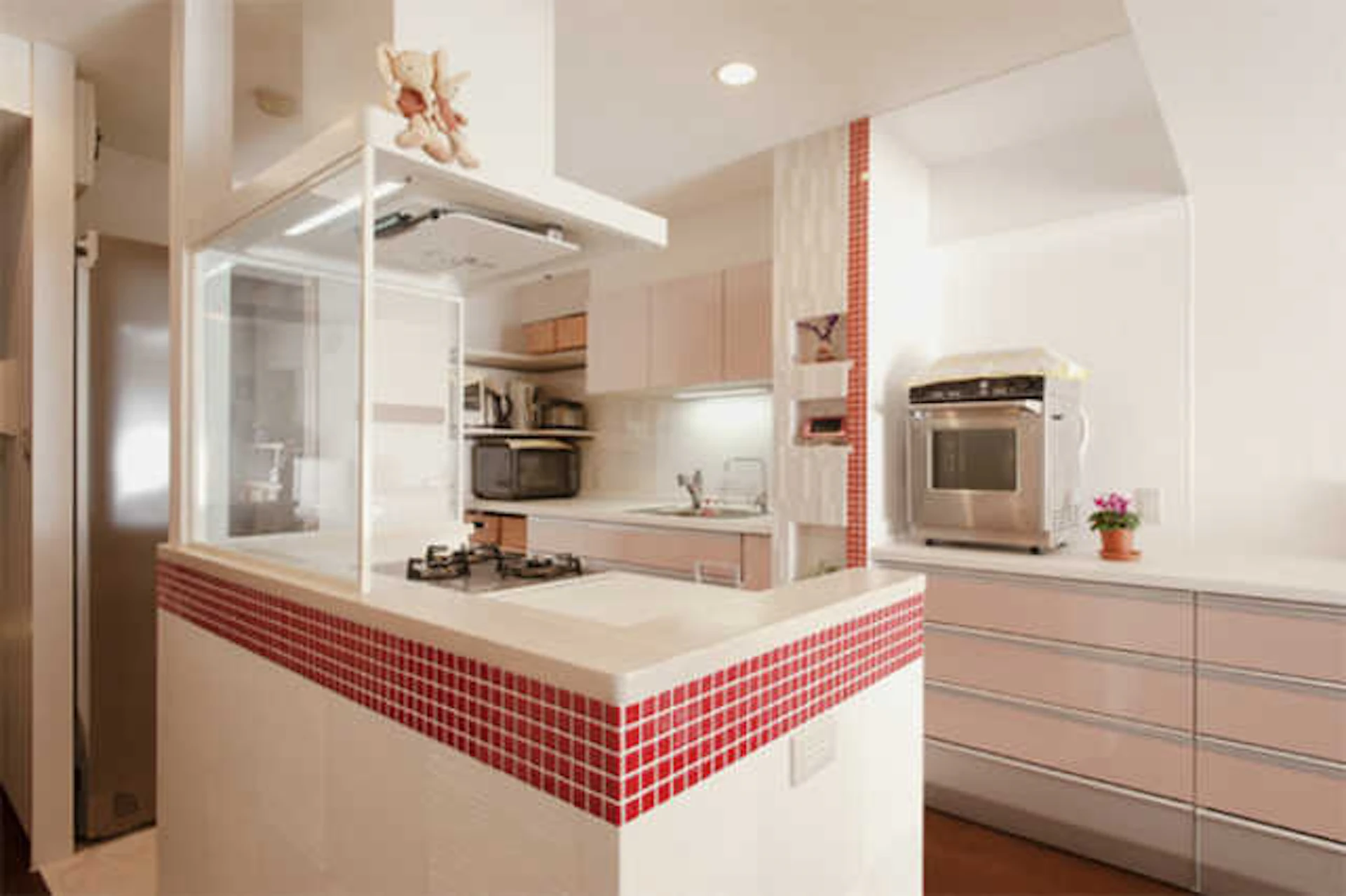 事例5：赤いタイルが可愛いアイランドキッチンに