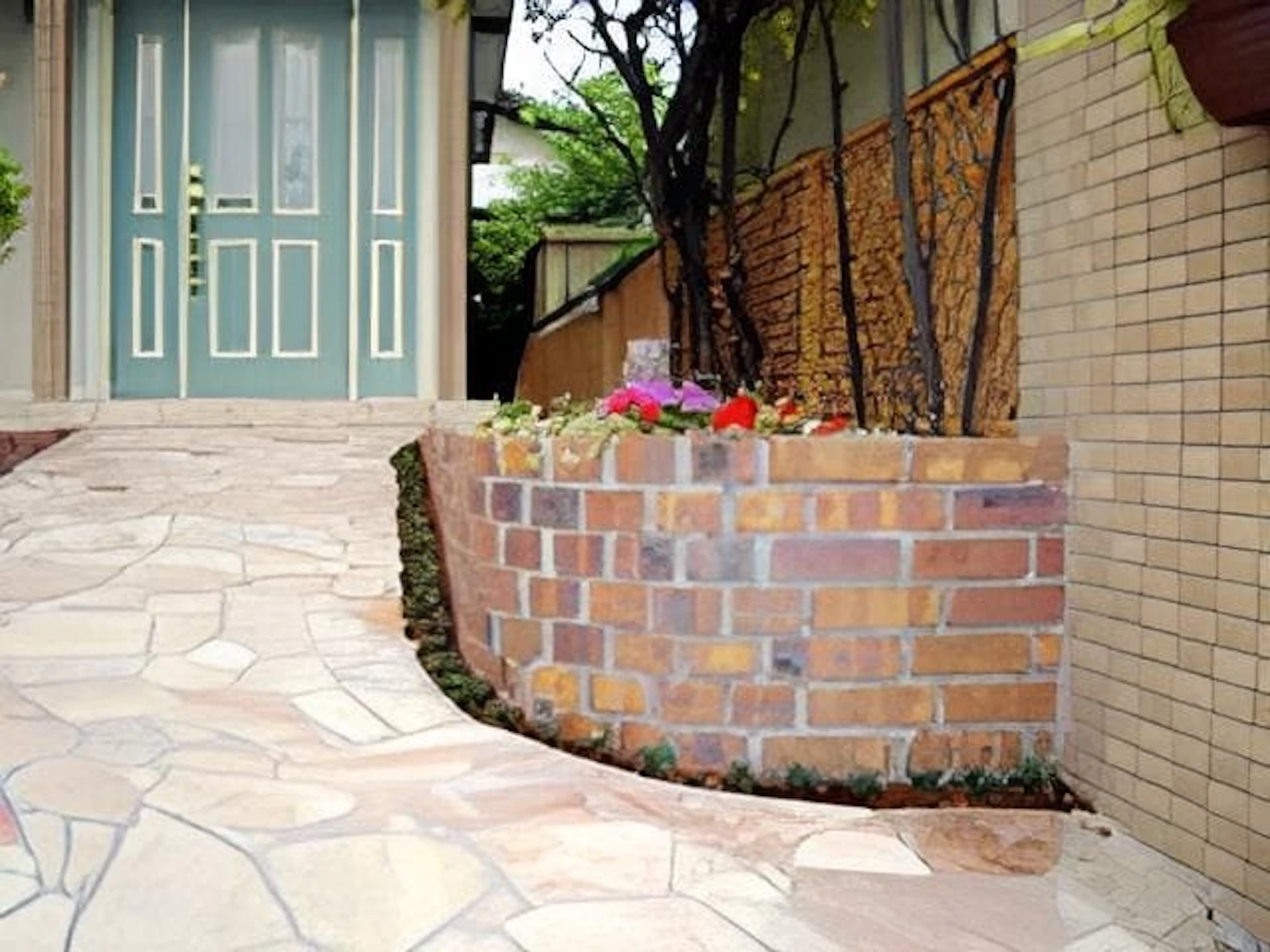 乱形石材を敷き詰めたアプローチ