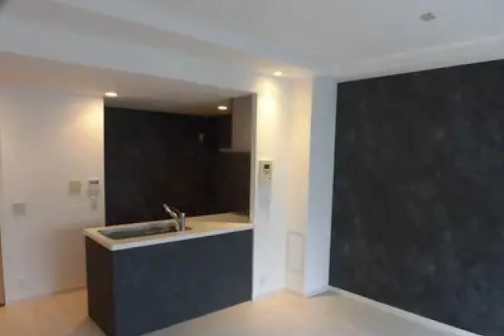 【事例①】モノトーン調のキッチンに