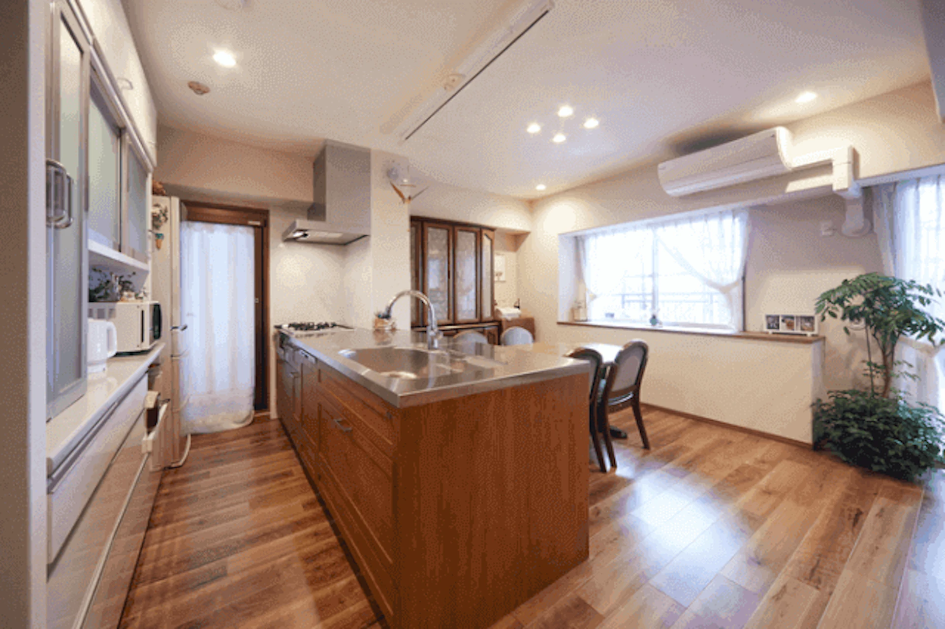 オープンなペニンシュラI型キッチンに