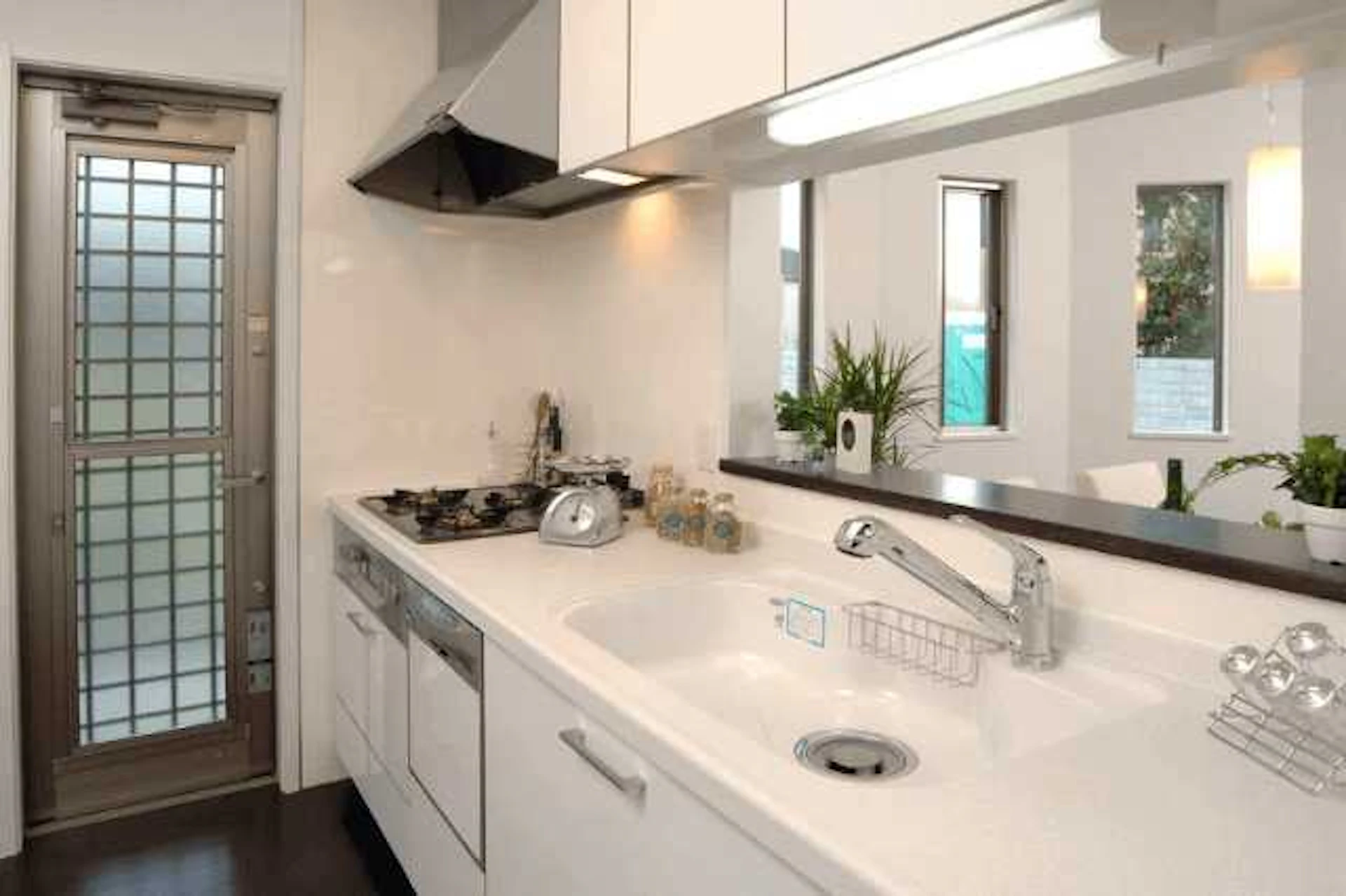 キッチンの壁材はパネルとタイル、どちらが良い?リフォーム価格や特徴を比較