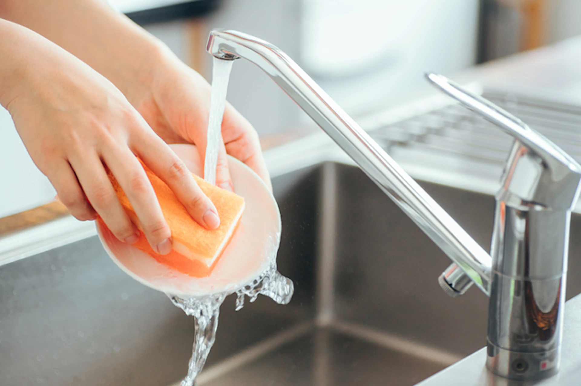 給湯器が凍結する3つの原因と対処法|凍結防止対策や修理費用も解説