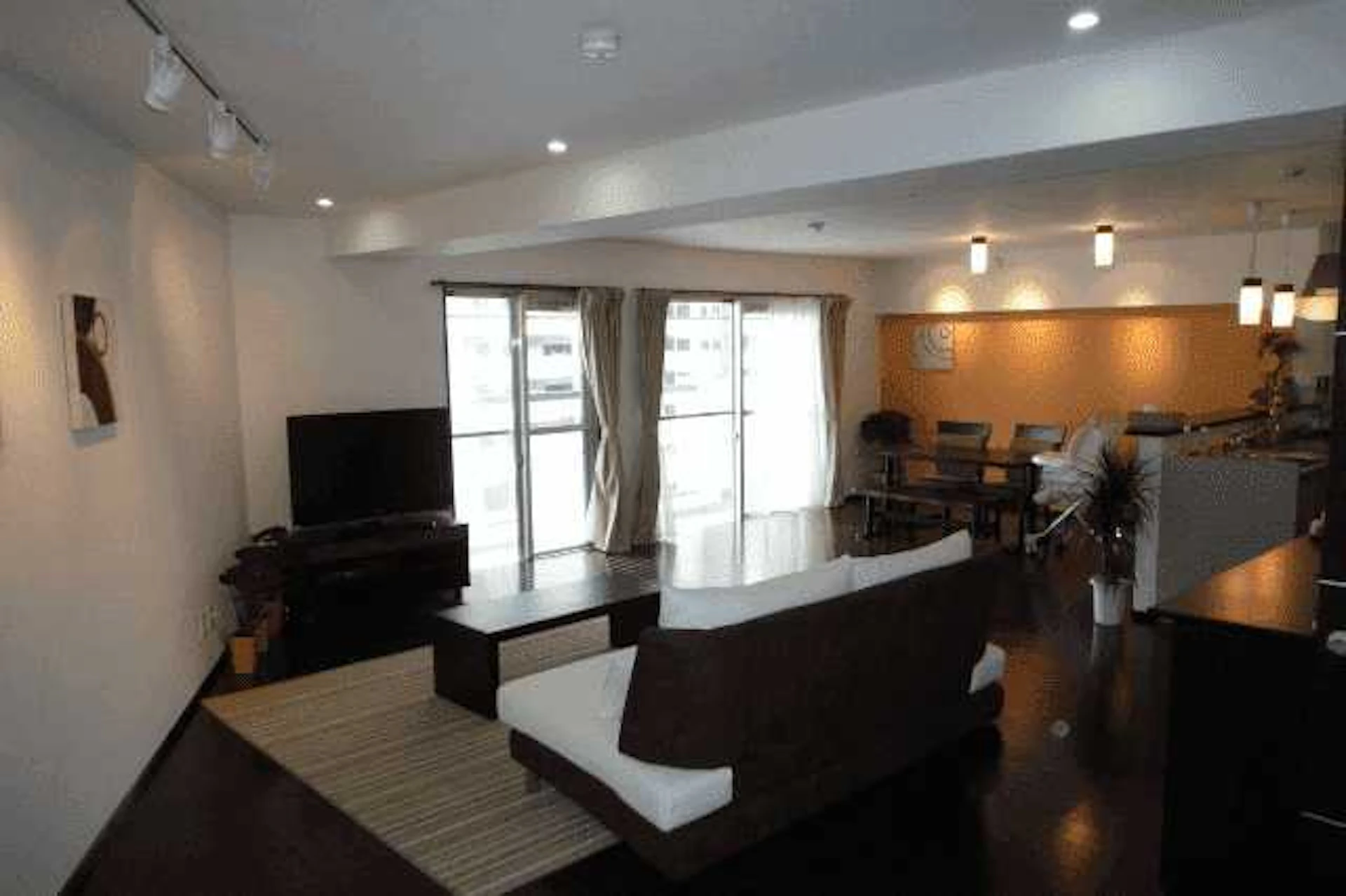 リビングの壁紙の選び方とは？リフォーム価格・おすすめコーディネート例7選＋α