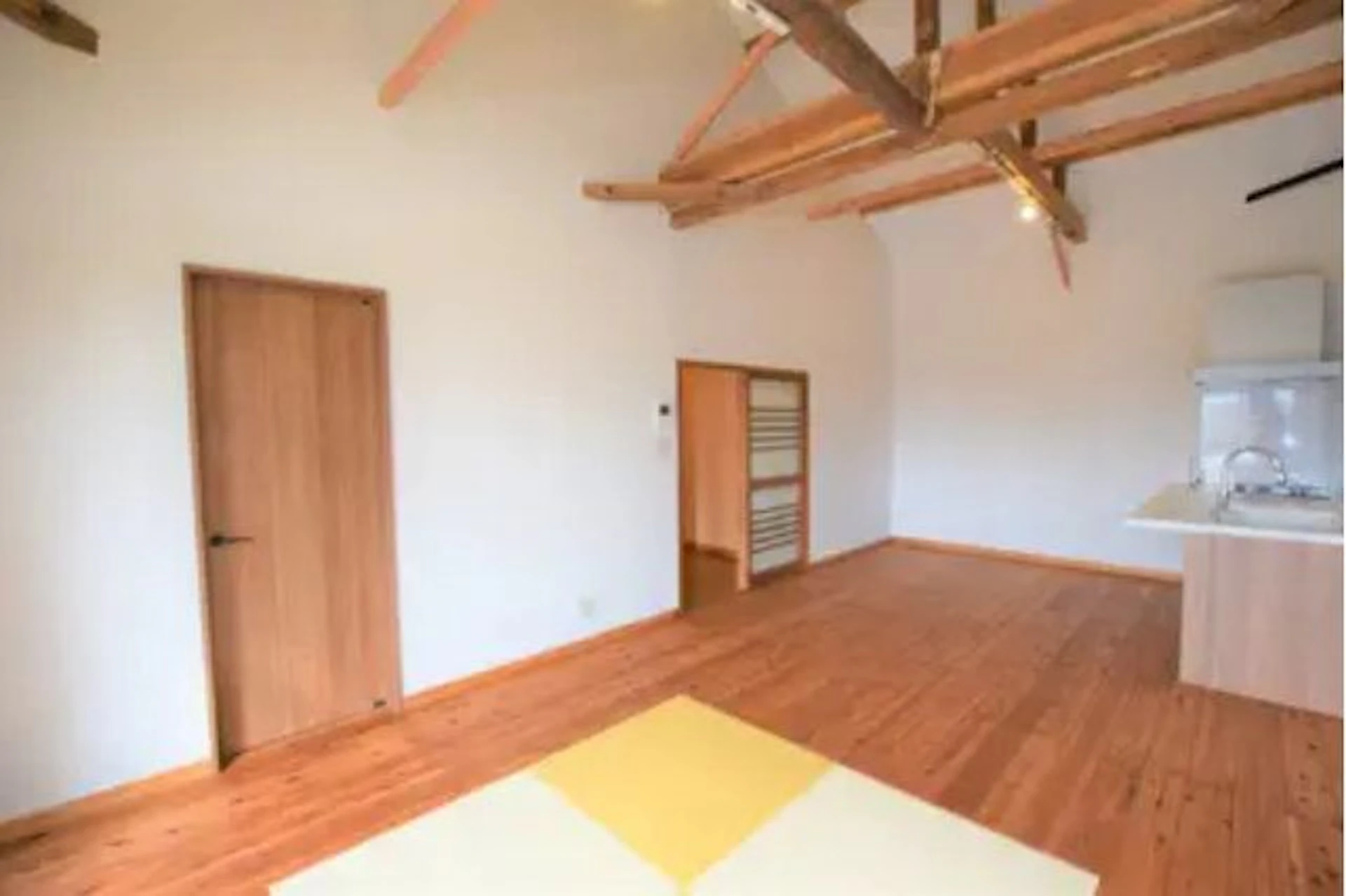 開放的なLDKに梁が見える家