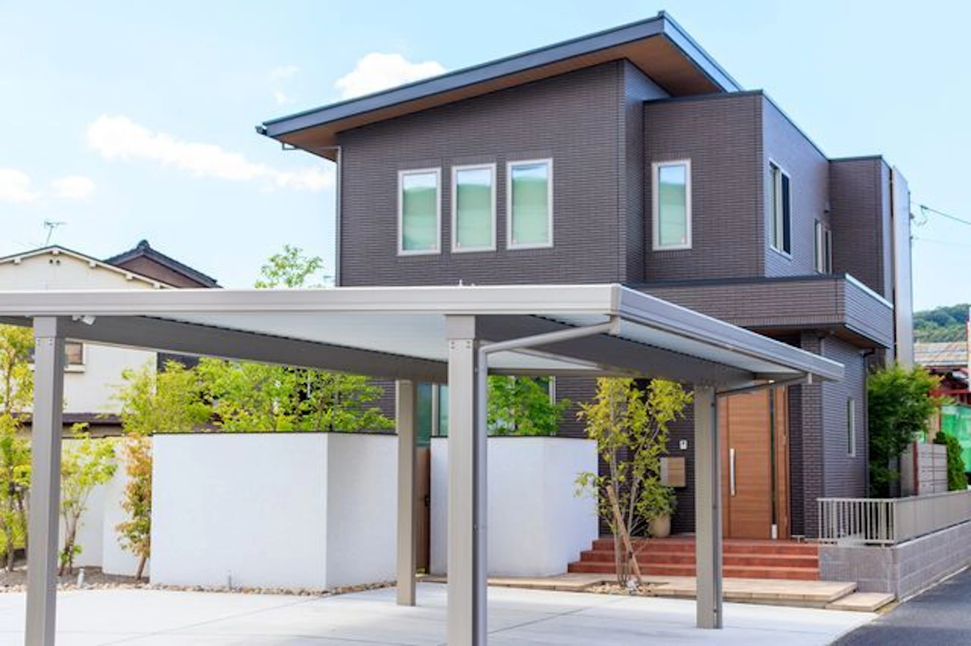 カーポートが設置されたグレーの戸建て住宅