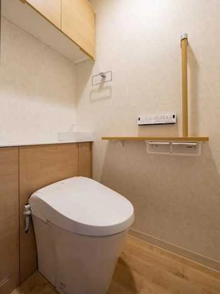 LIXILの収納一体型トイレ『リフォレ』&ウッド調の内装