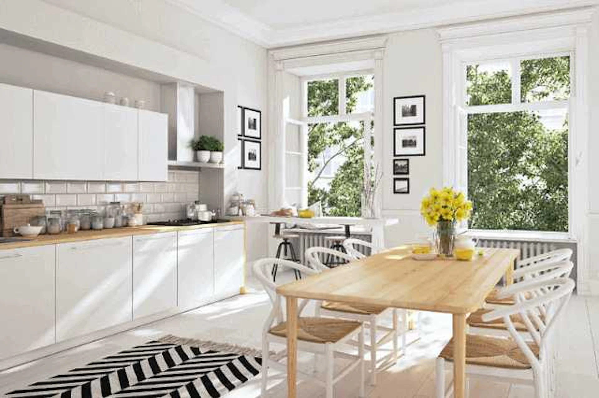 白い壁と床のキッチンダイニングに黒のジオメトリー柄のマット