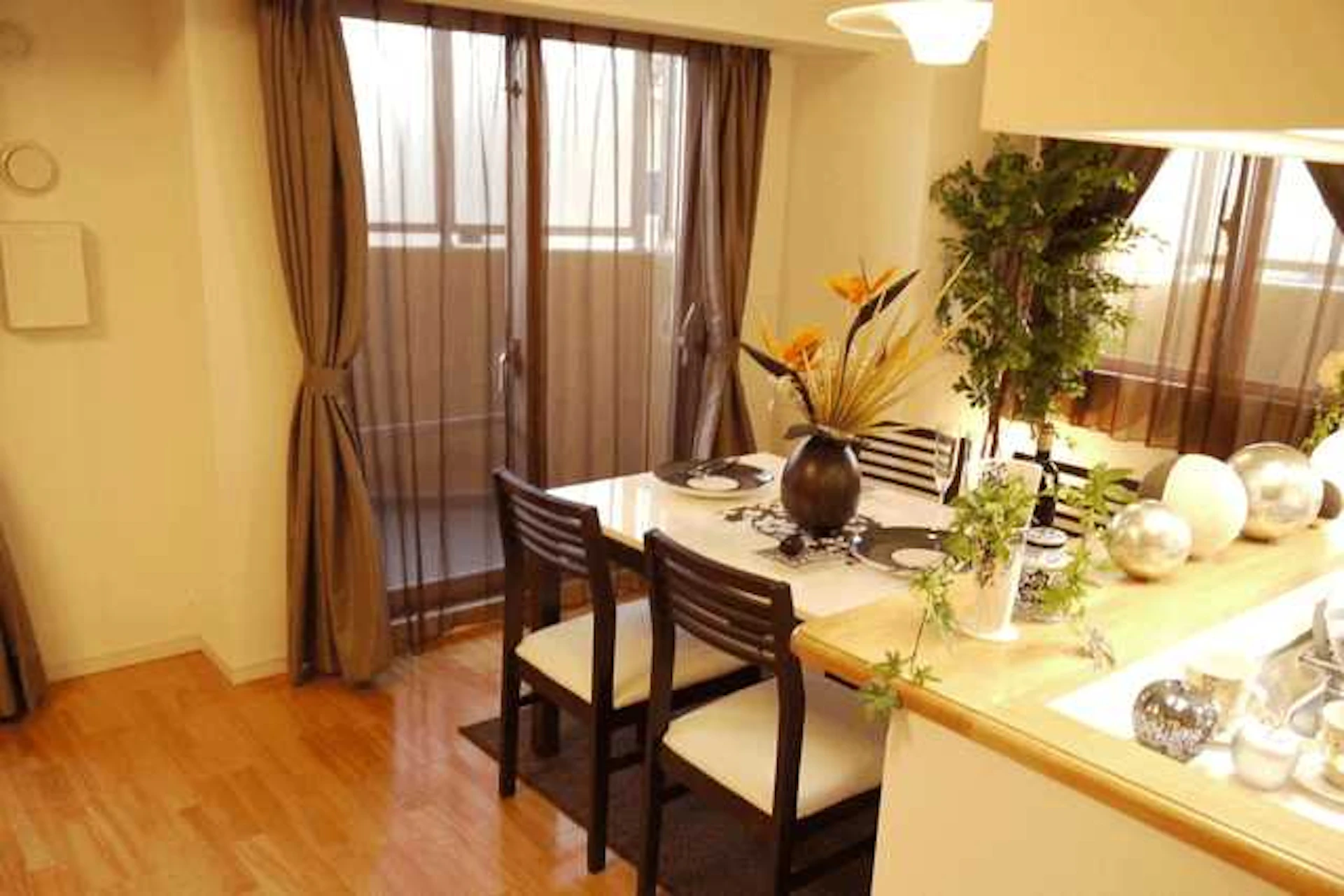 アイボリー系クロスとフローリングが特徴のダイニング