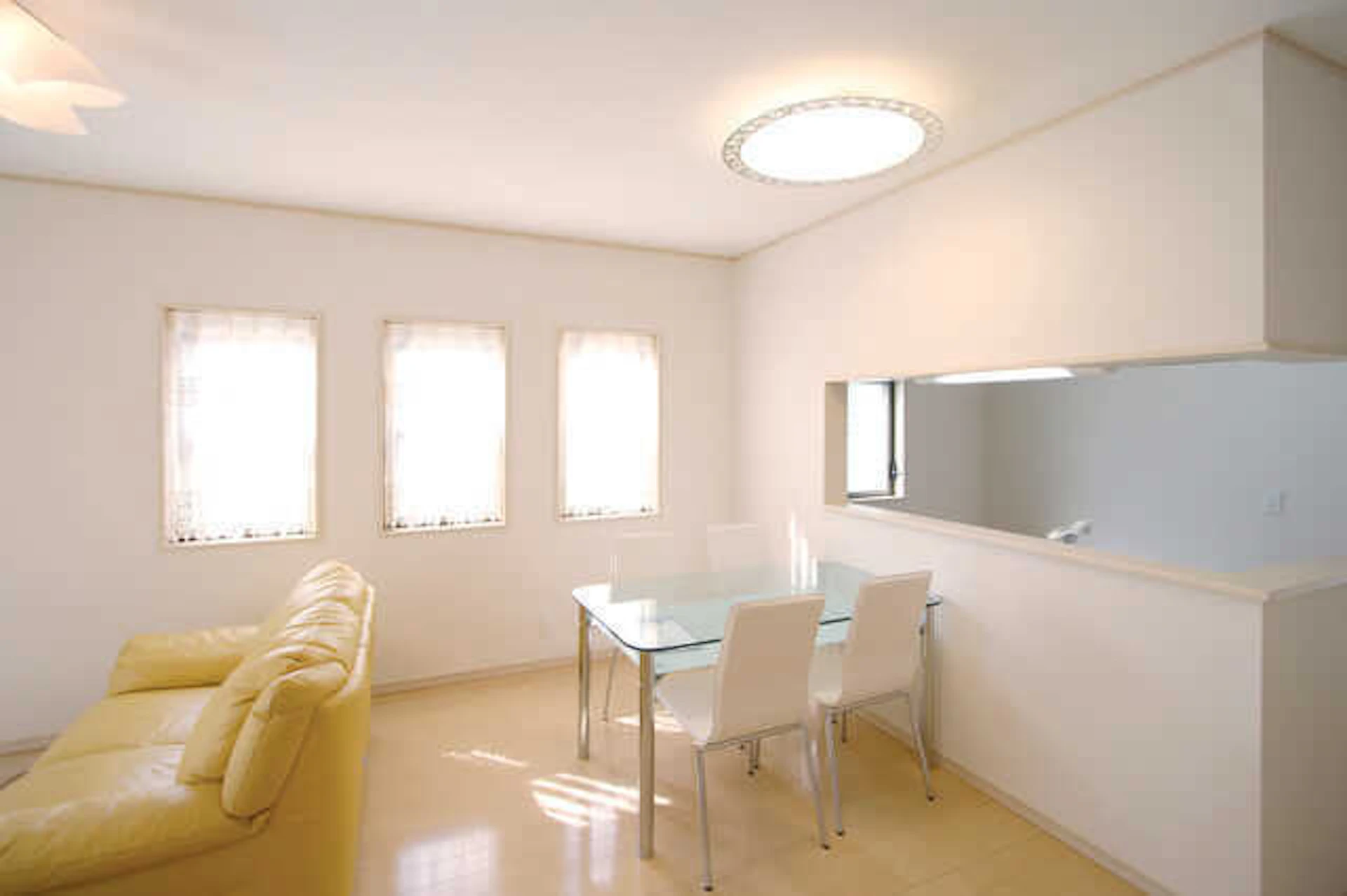 ガラス素材のテーブル