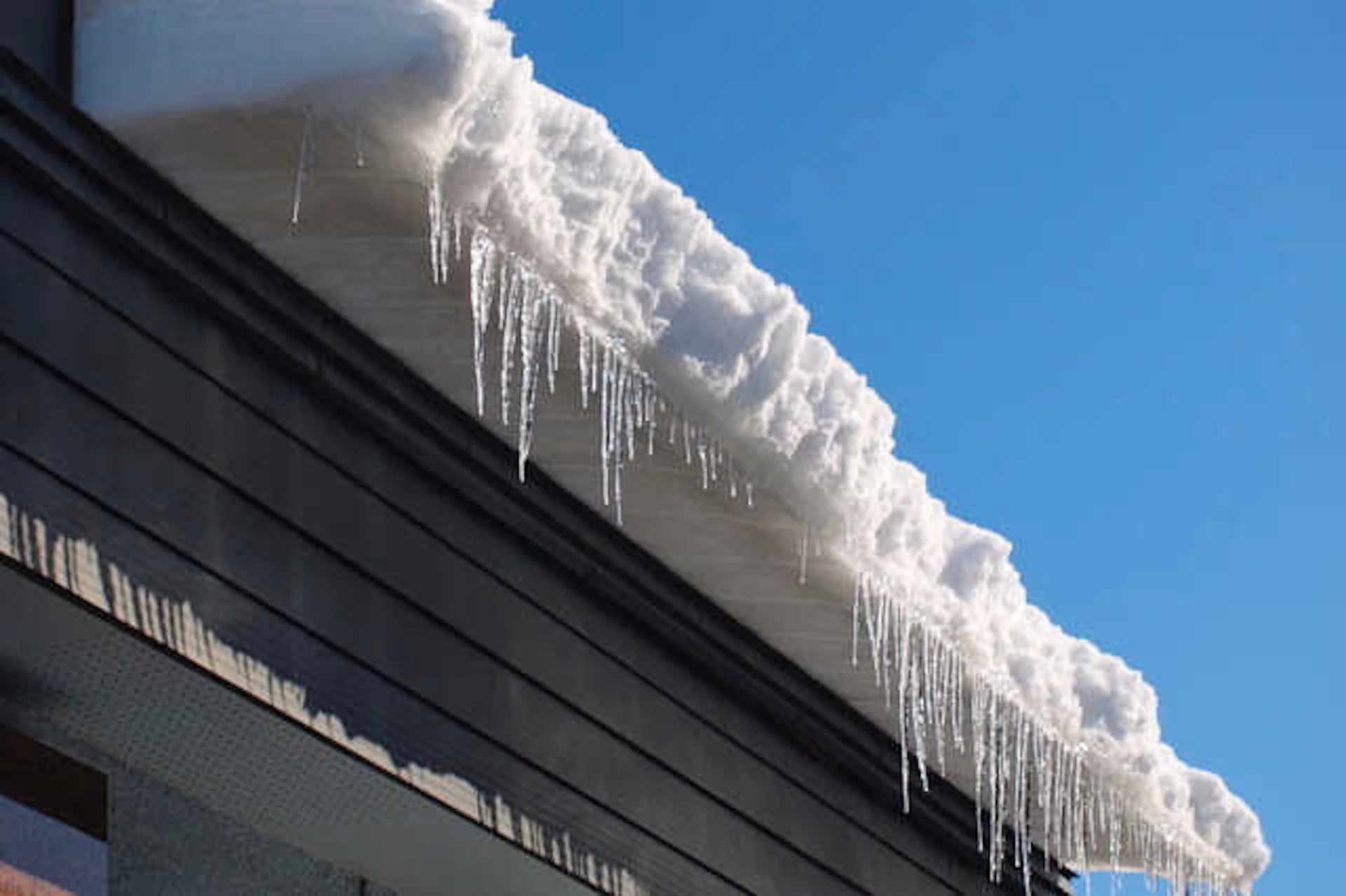 雪庇対策として、雪庇防止装置やヒーター併設なども検討を