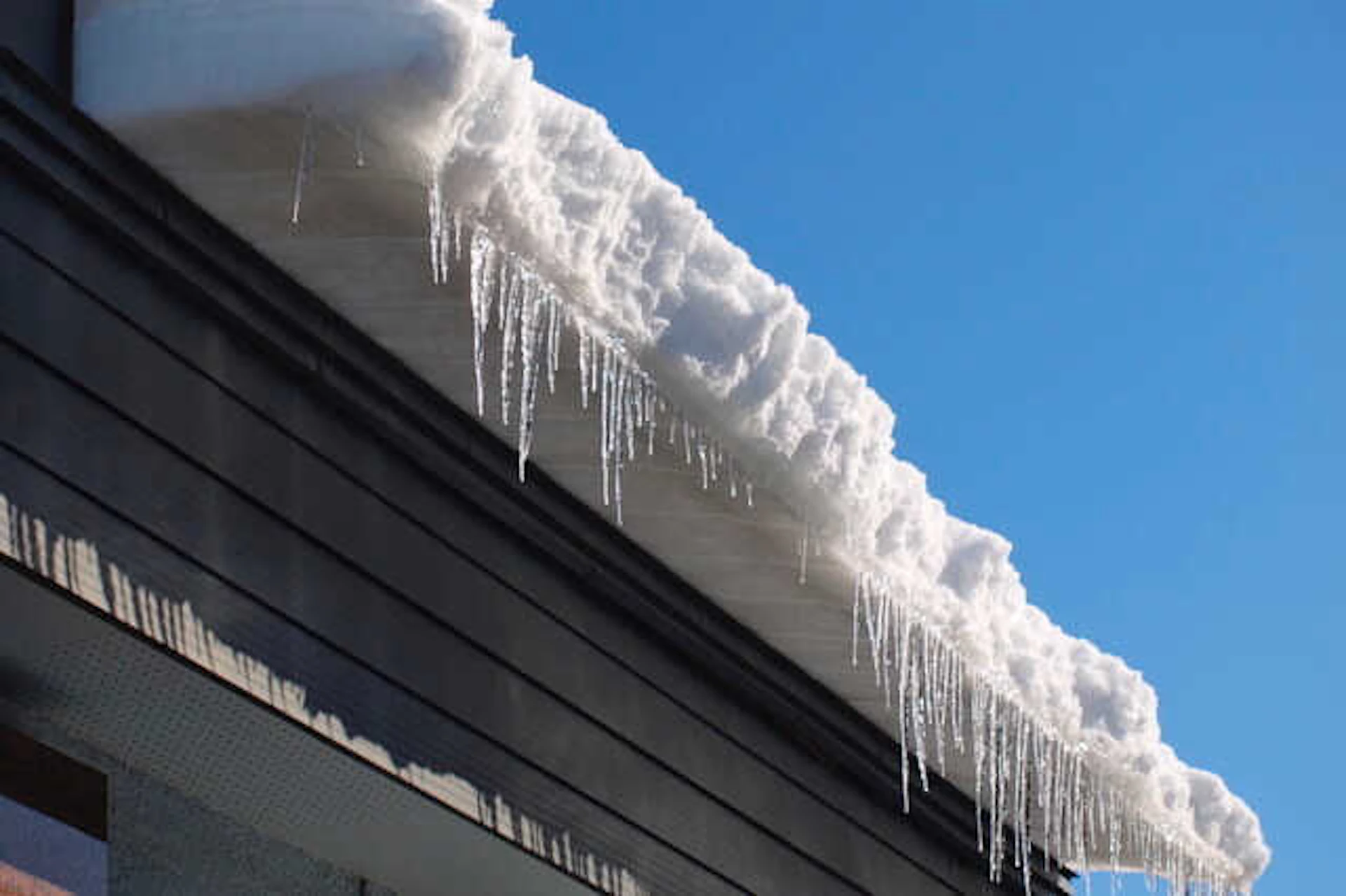 雪庇対策として、雪庇防止装置やヒーター併設なども検討を