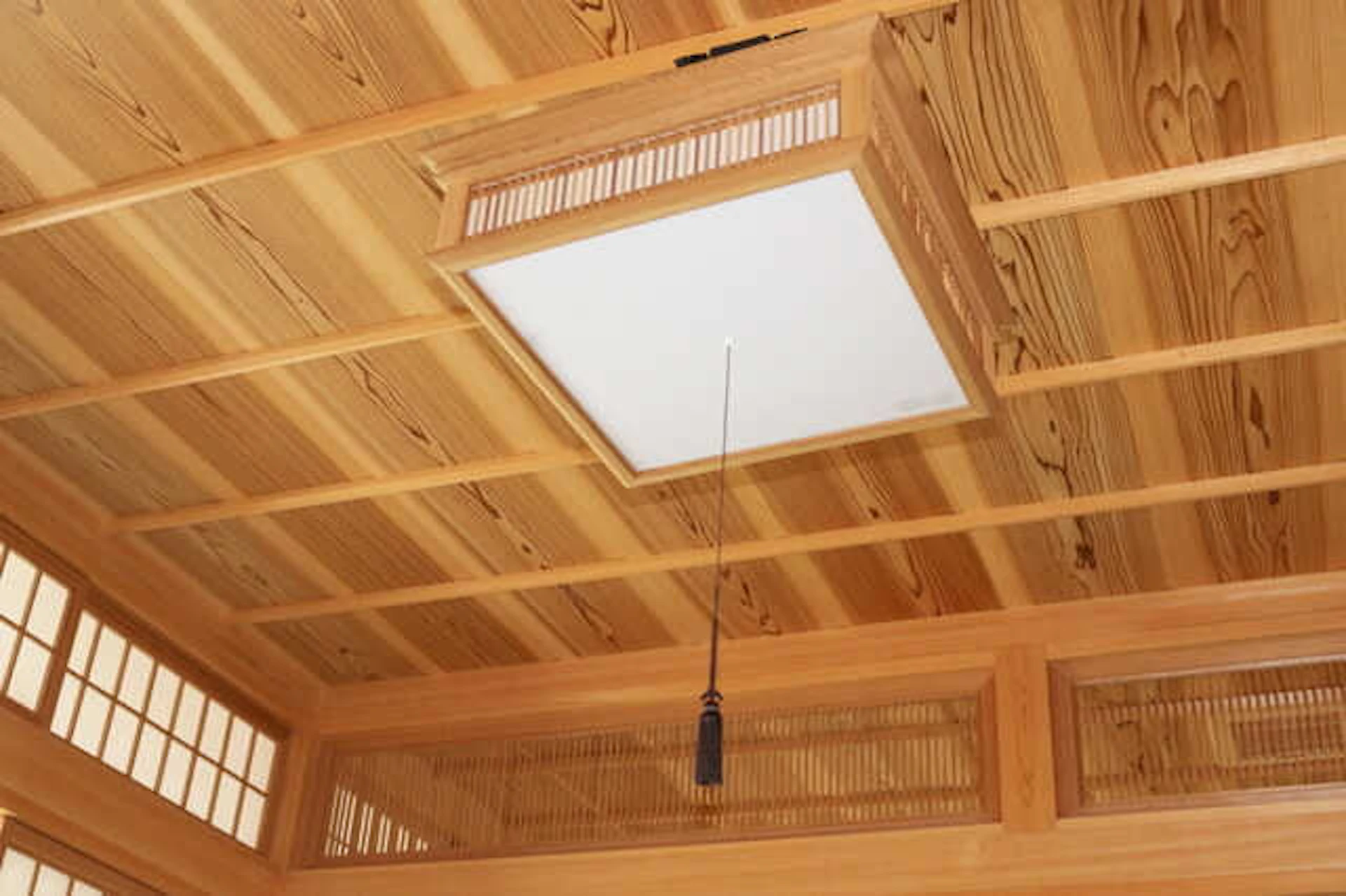 天井材に木・板を使うときの張り替え費用相場はサムネイル:?種類や注意点を解説