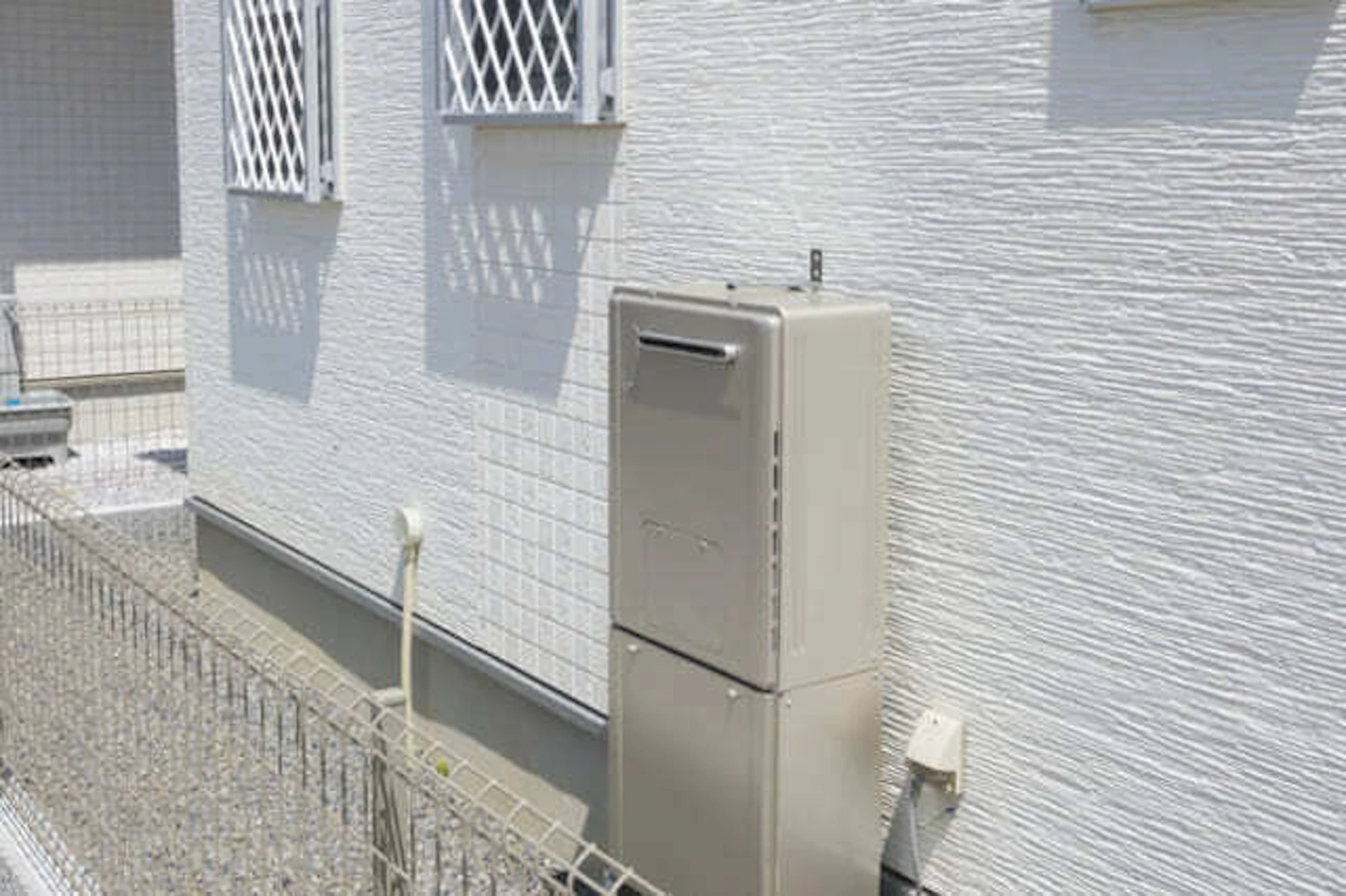 白い外壁と給湯器