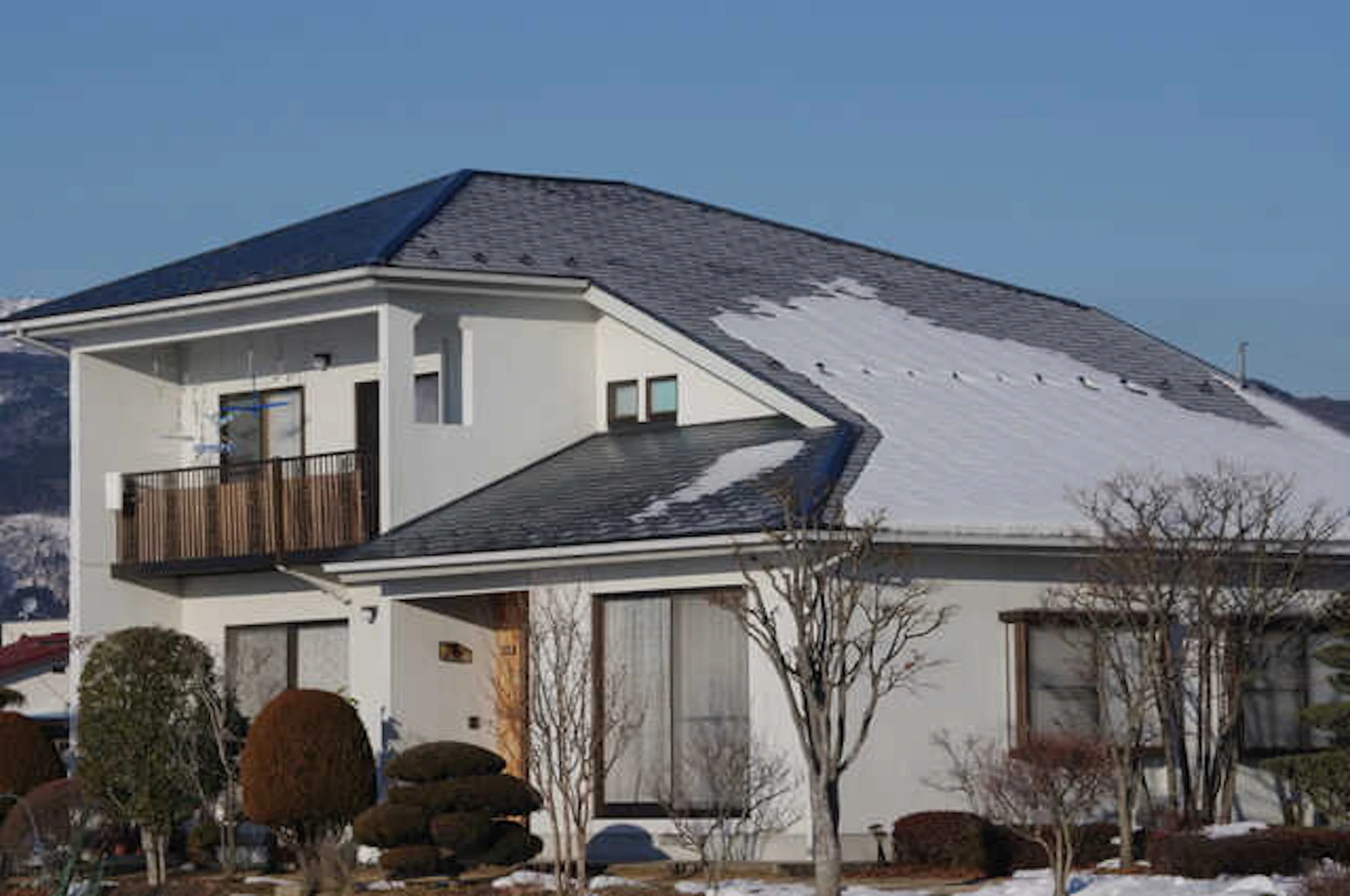 屋根に雪が積もっている