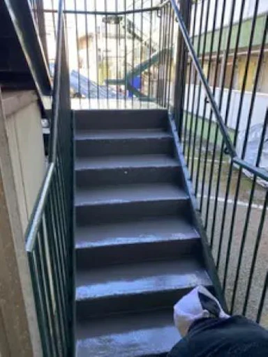 【50〜100万円】Hマンション　錆びついた階段を綺麗に塗装