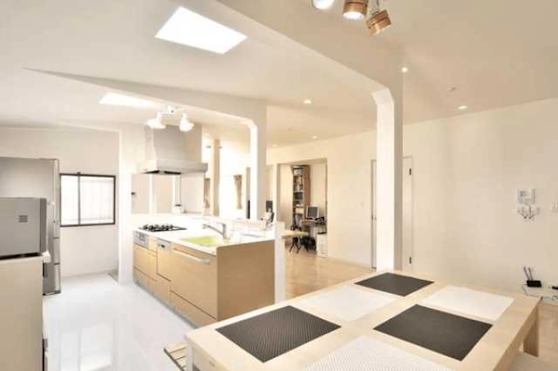 白系のフロアやクロスで統一されたダイニングキッチン