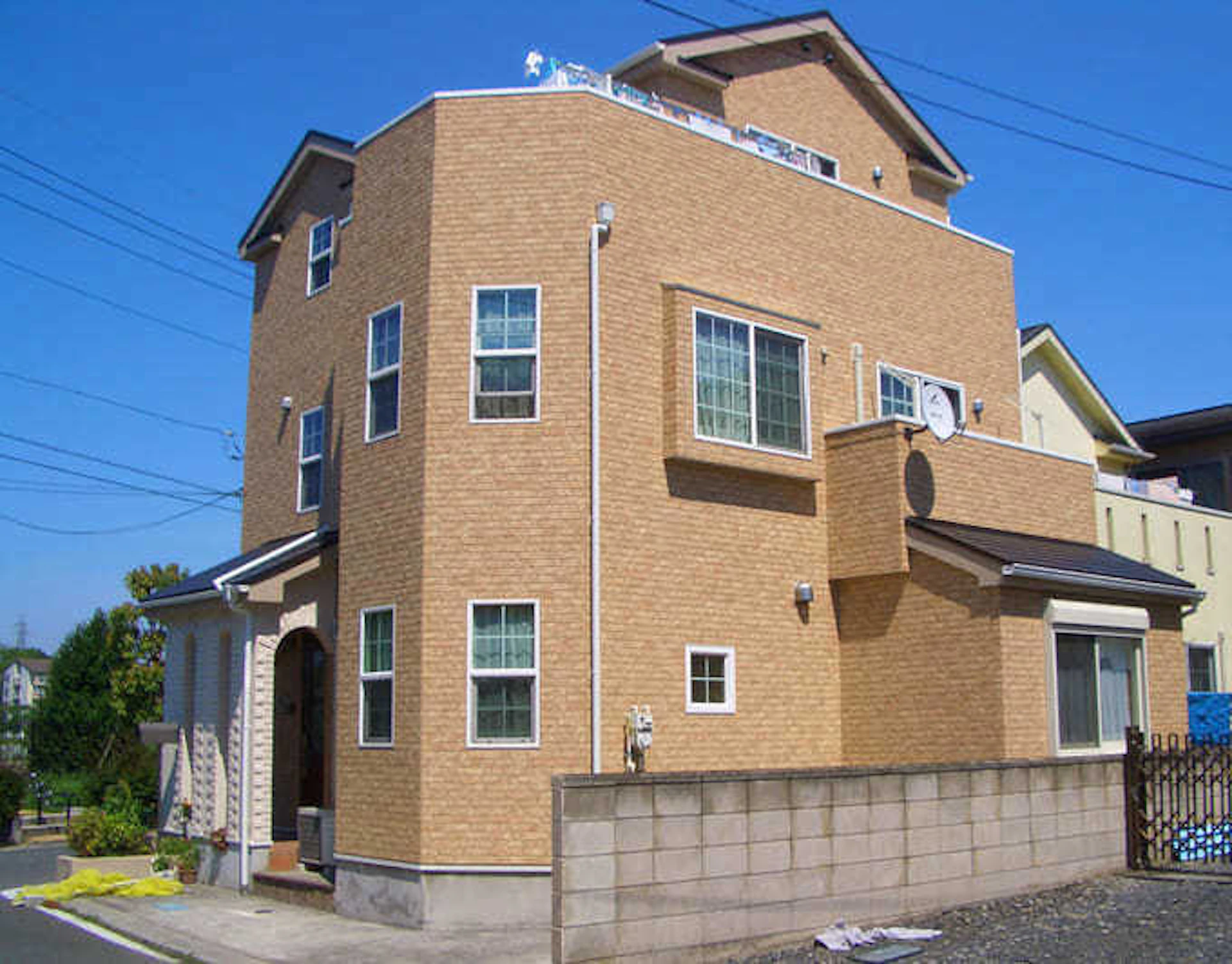 事例3 雨漏りで劣化していた外壁をニチハ「モエンエクセラード」に張り替え!