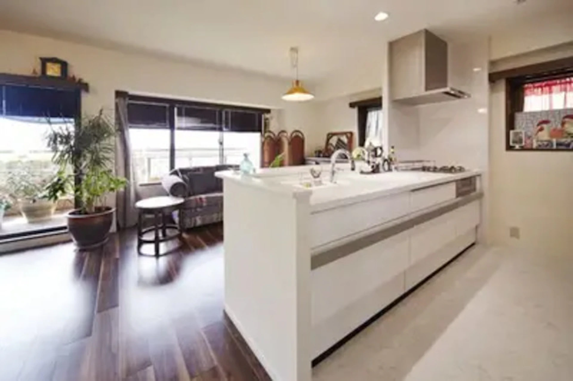 事例2：アンティークなインテリアが引き立つホワイト系のキッチン