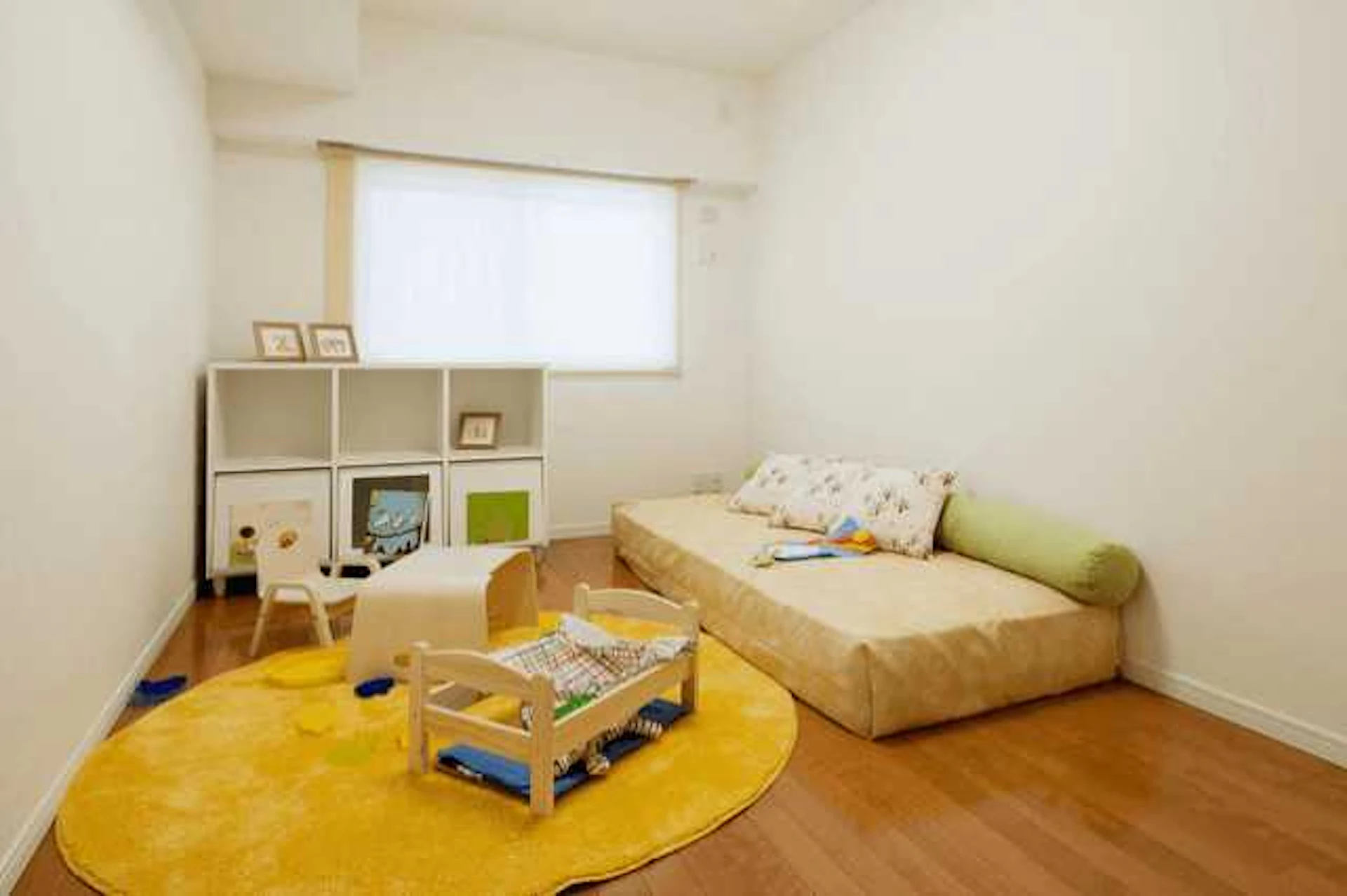 部屋の一部にカラフルな物をチョイス