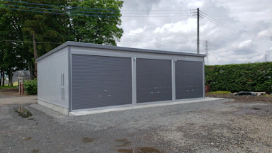 既存納屋を解体、3連棟のガレージへ