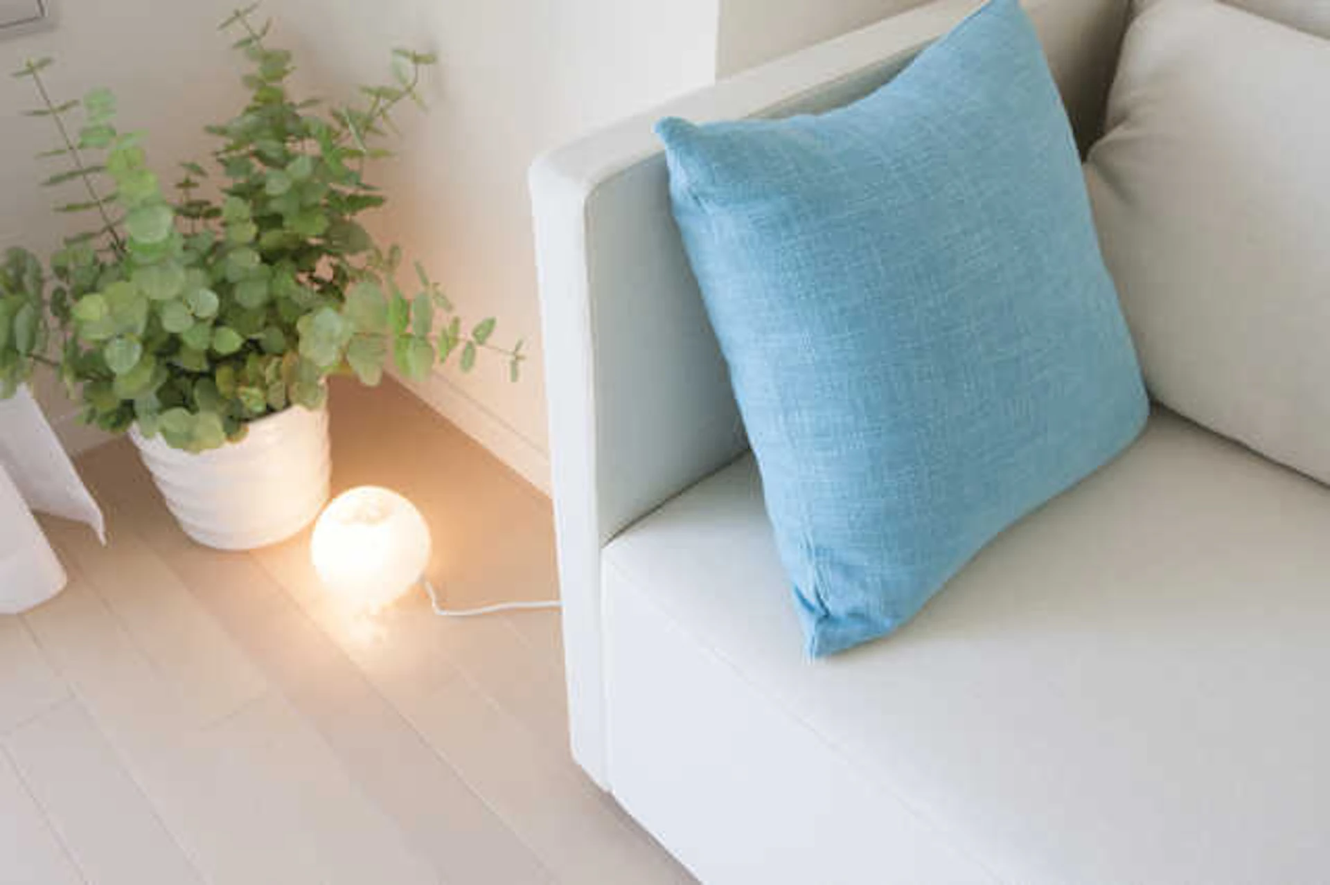 白い部屋に設置された床に置くタイプのライト