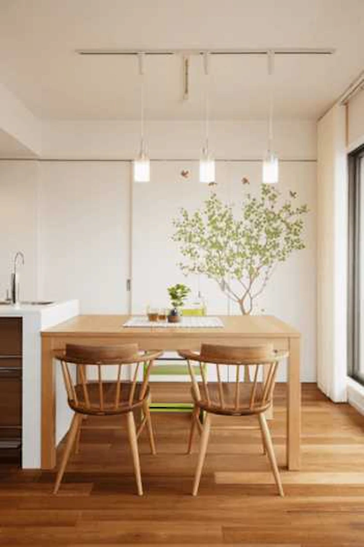 ライティングレールが特徴のナチュラル系のダイニング