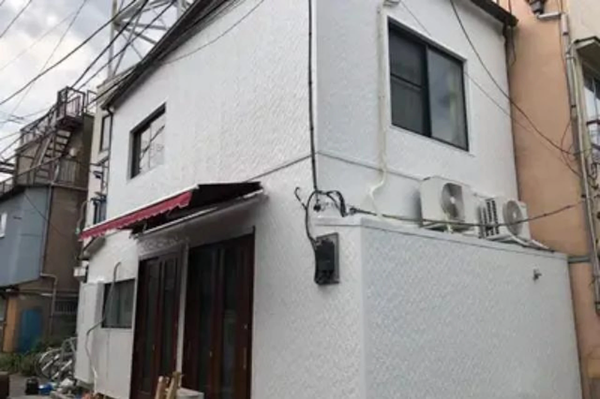 モルタル外壁に、ニチハ製ガルバリウムを重ね張りでリフォームした家