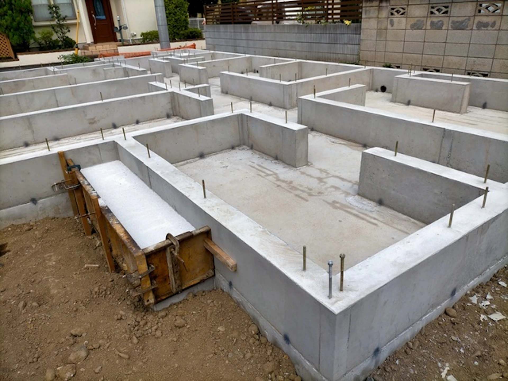 サムネイル:鉄筋コンクリート(RC)造住宅は、リフォームできるのか気になる方もいらっしゃるのではないでしょうか。 結論、鉄筋コンクリート(RC)造住宅はリフォーム可能です。必要に応じたリフォームをすることでより長く暮らせるでしょう。 しかし、鉄筋コンクリート(RC)造住宅のリフォームは、構造や耐震基準など注意点があります。 本記事では、鉄筋コンクリート(RC)造住宅のリフォーム費用や改修するメリット、注意点を解説します。リフォーム事例もご紹介していますので、ぜひご覧ください。