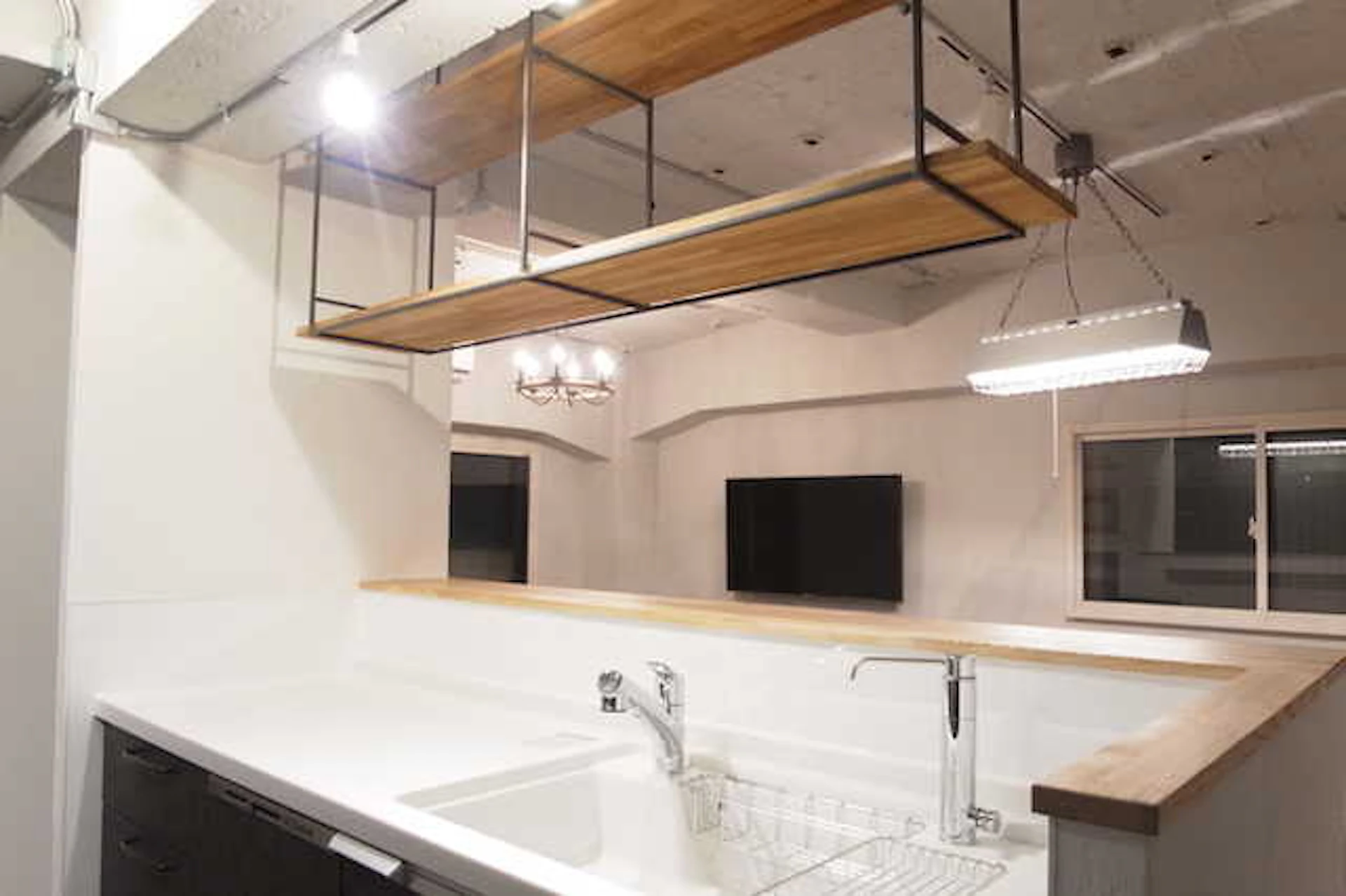 スルーな吊り戸棚ならキッチンの圧迫感を解消できる♪