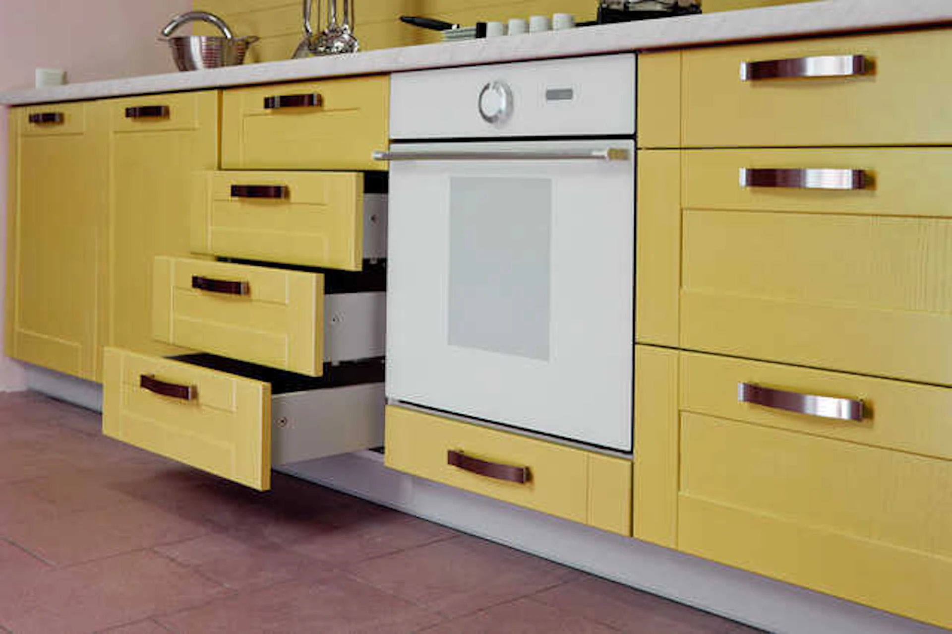 キャビネットなどの扉材・取っ手の素材