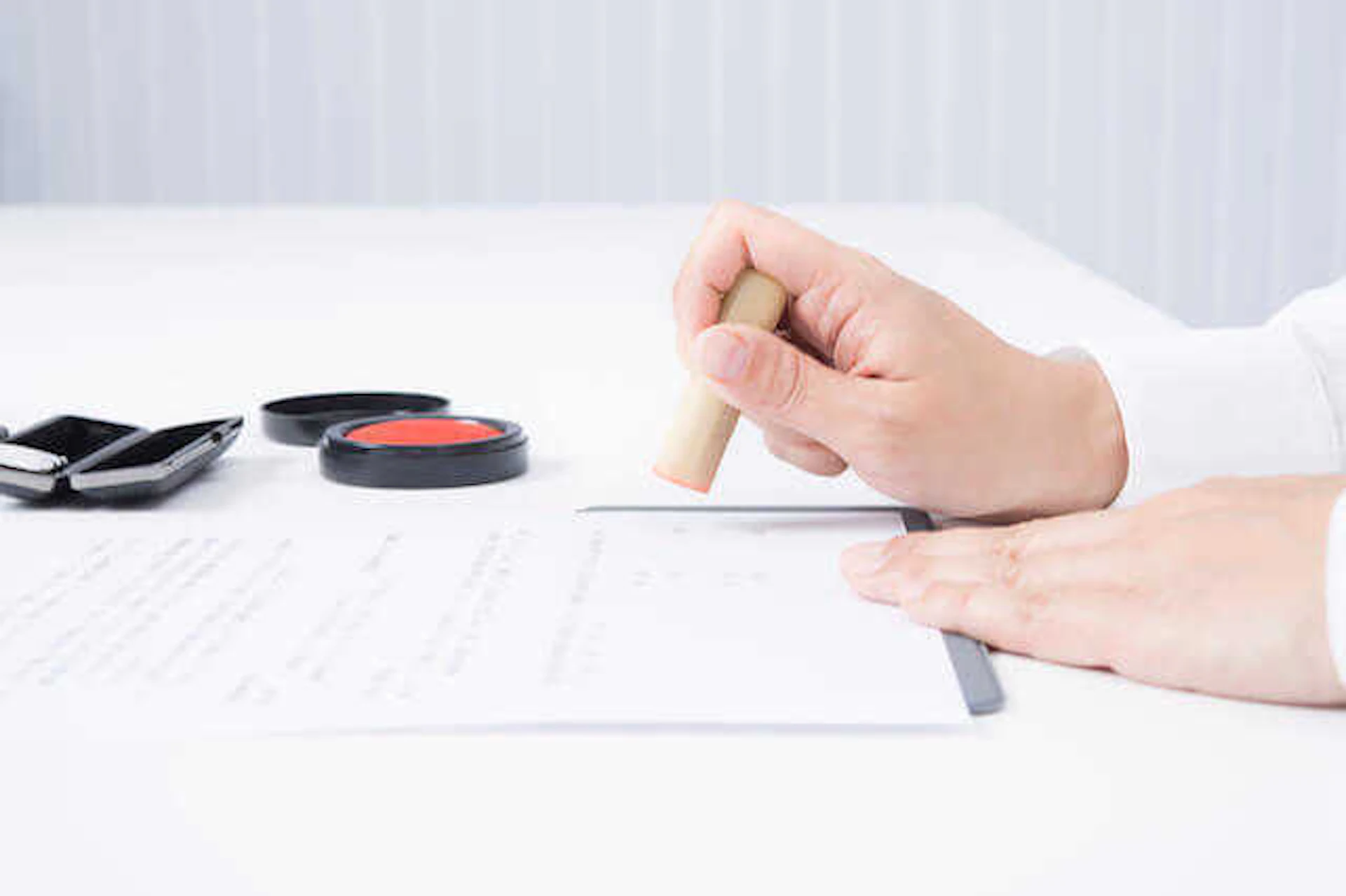 サムネイル:リフォームの契約書に判を押す前に見ておきたい項目や注意点について解説