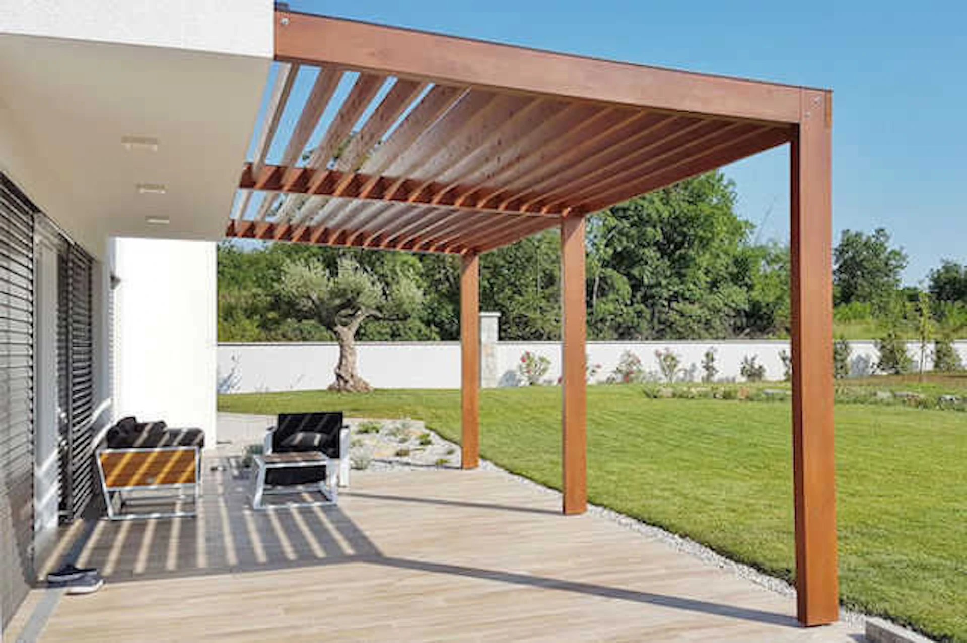 子供や犬が遊べる庭づくりのコツと注意点！ウッドデッキ・砂場などの実例やリフォーム費用も公開