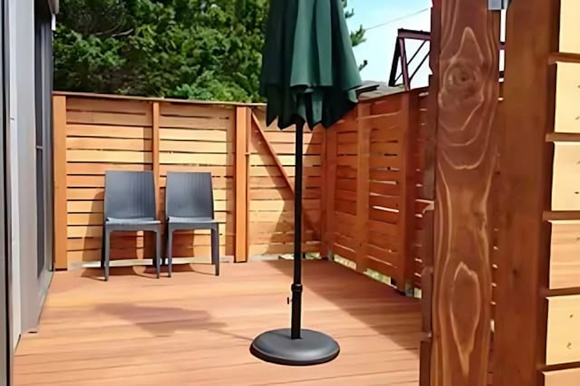 外からの目線をシャットアウトできるフェンス付きウッドデッキ