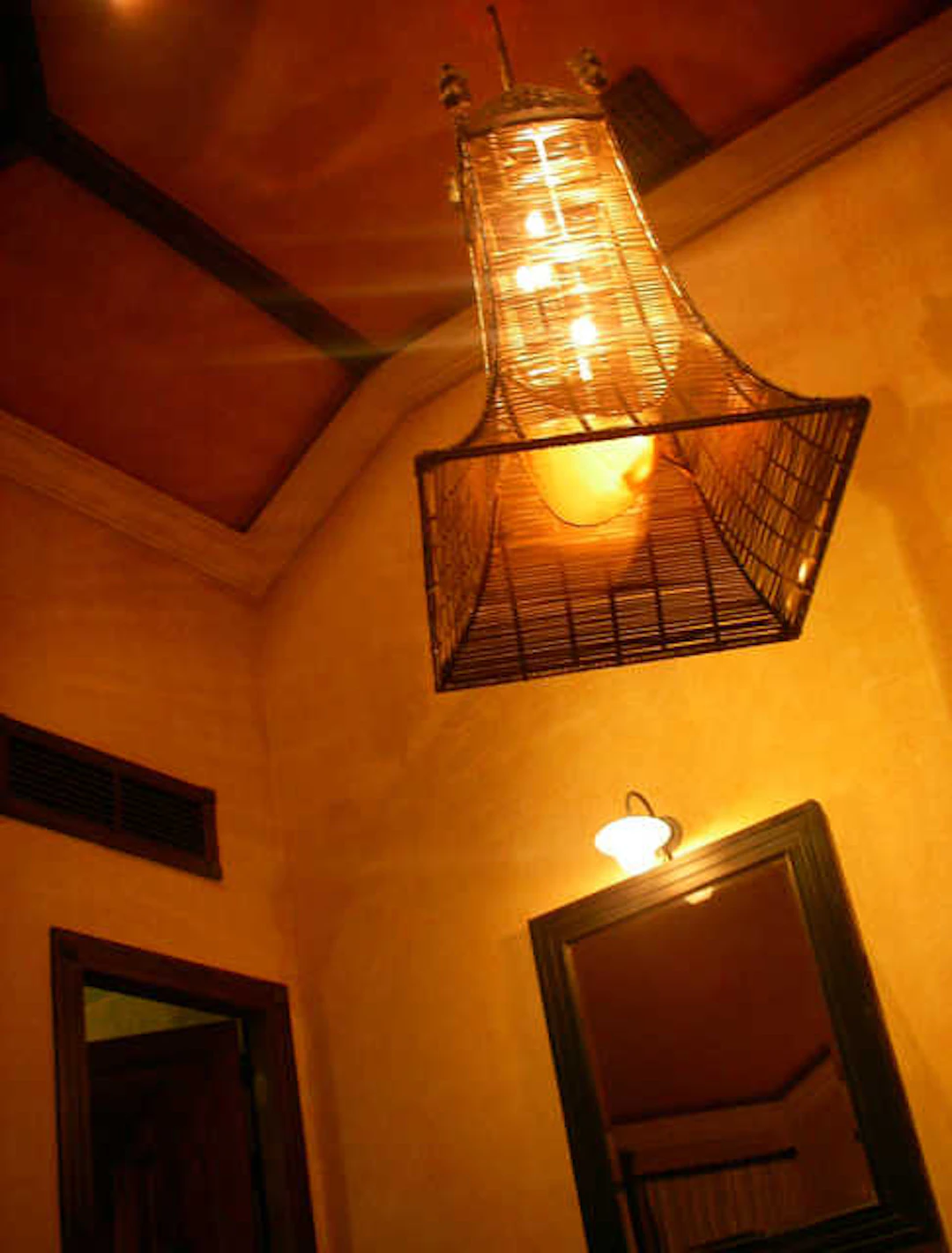 間接照明でエキゾチックな空間に