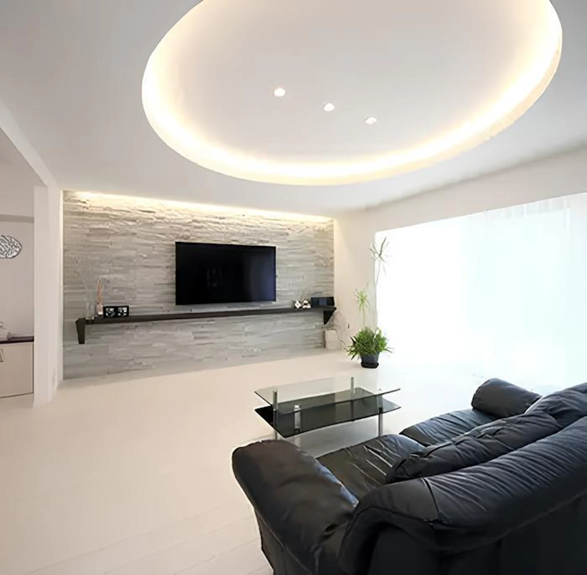 細かく区切られていた間取りを一体化し、ホテルライクなゆったりしたLDKへ