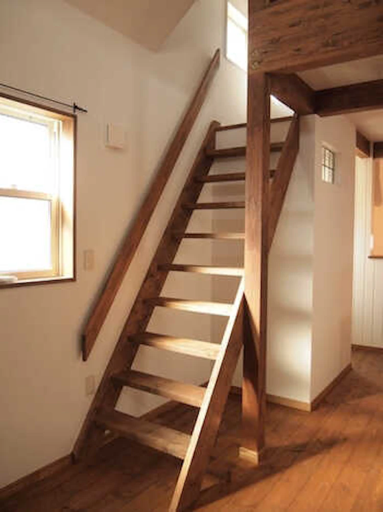 はしごは安全性を考えて