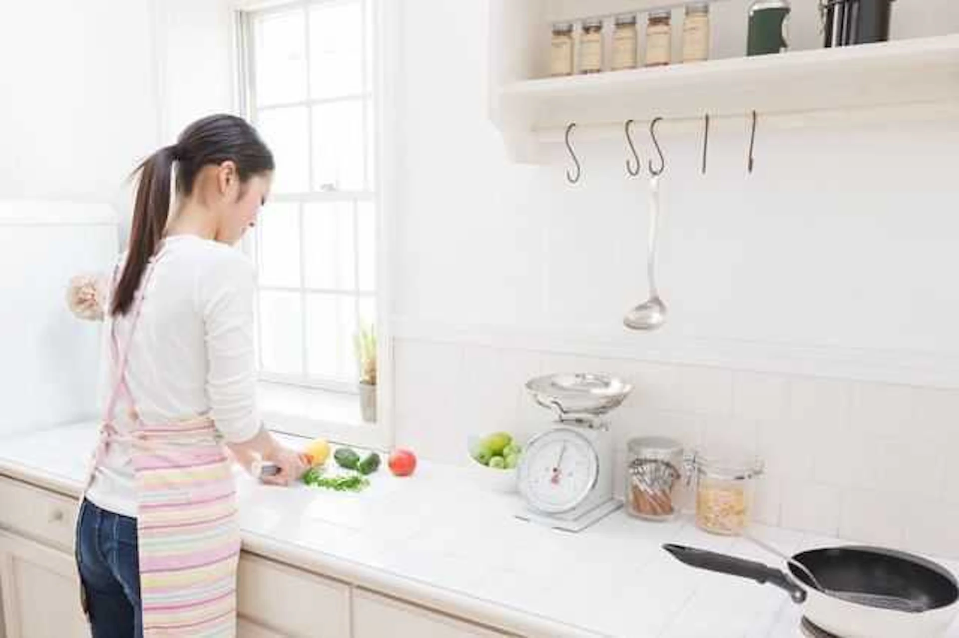 サムネイル：壁付けキッチンのメリット・デメリット！レイアウトや目隠し対策も解説