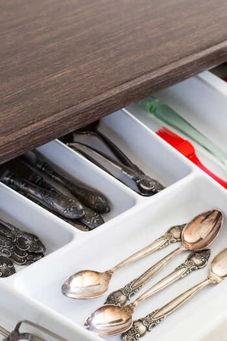 美しく使いやすい食器棚づくりのために守るべき4つのポイントとは?