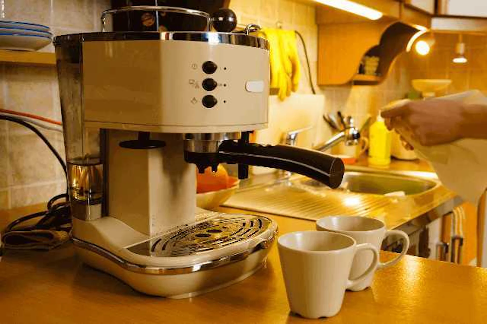 茶色のL型キッチンにコーヒーメーカーが置かれている写真