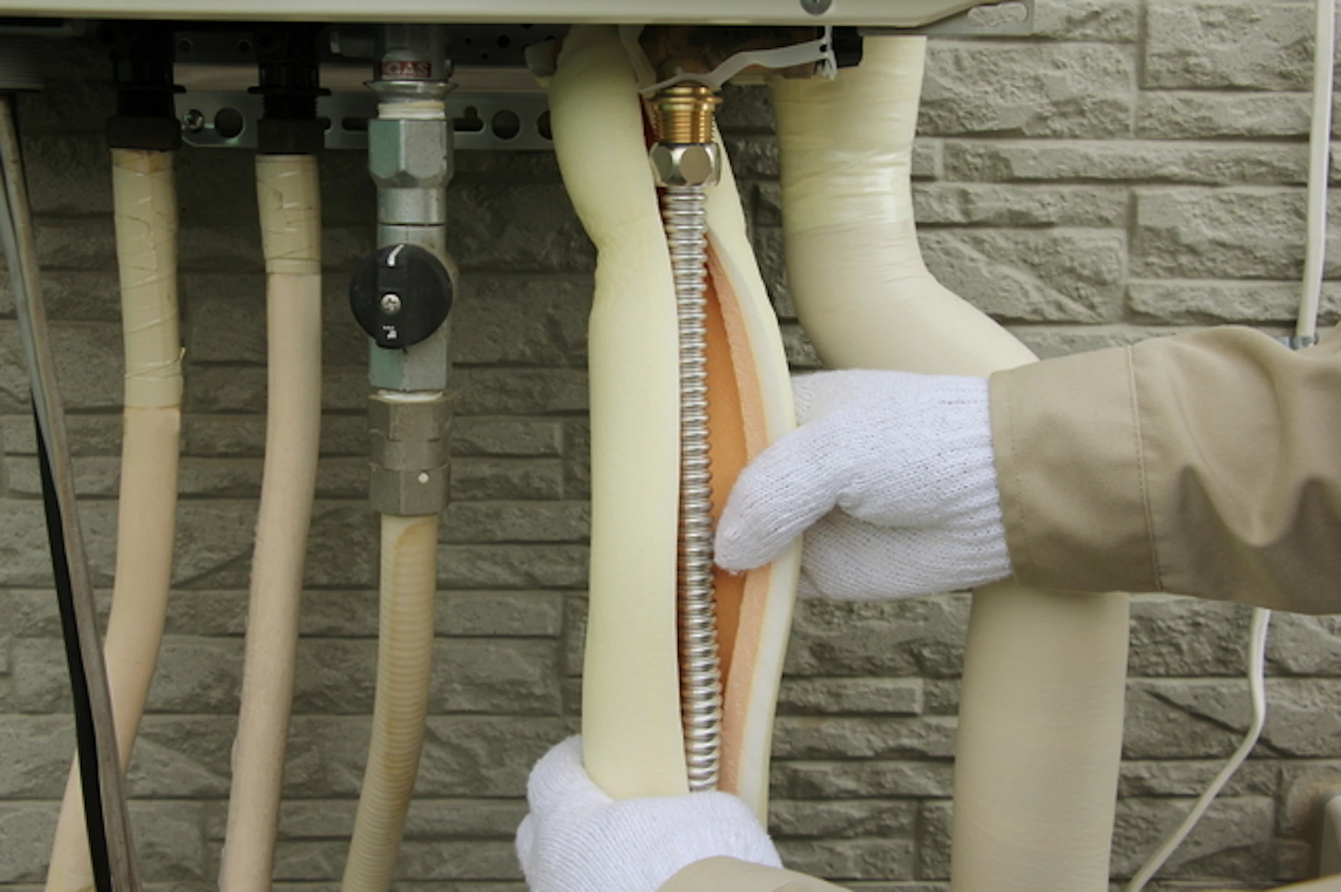 給湯器が凍結する3つの原因と対処法|凍結防止対策や修理費用も解説